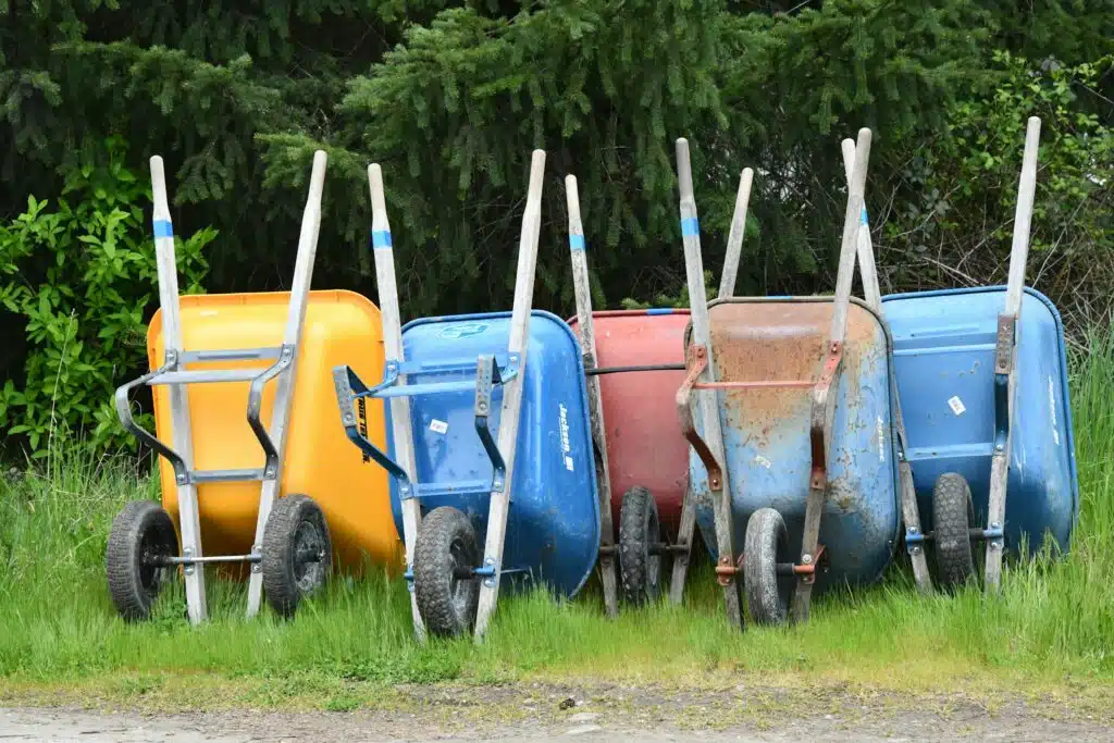 assorted-color wheelbarrows kruiwagens